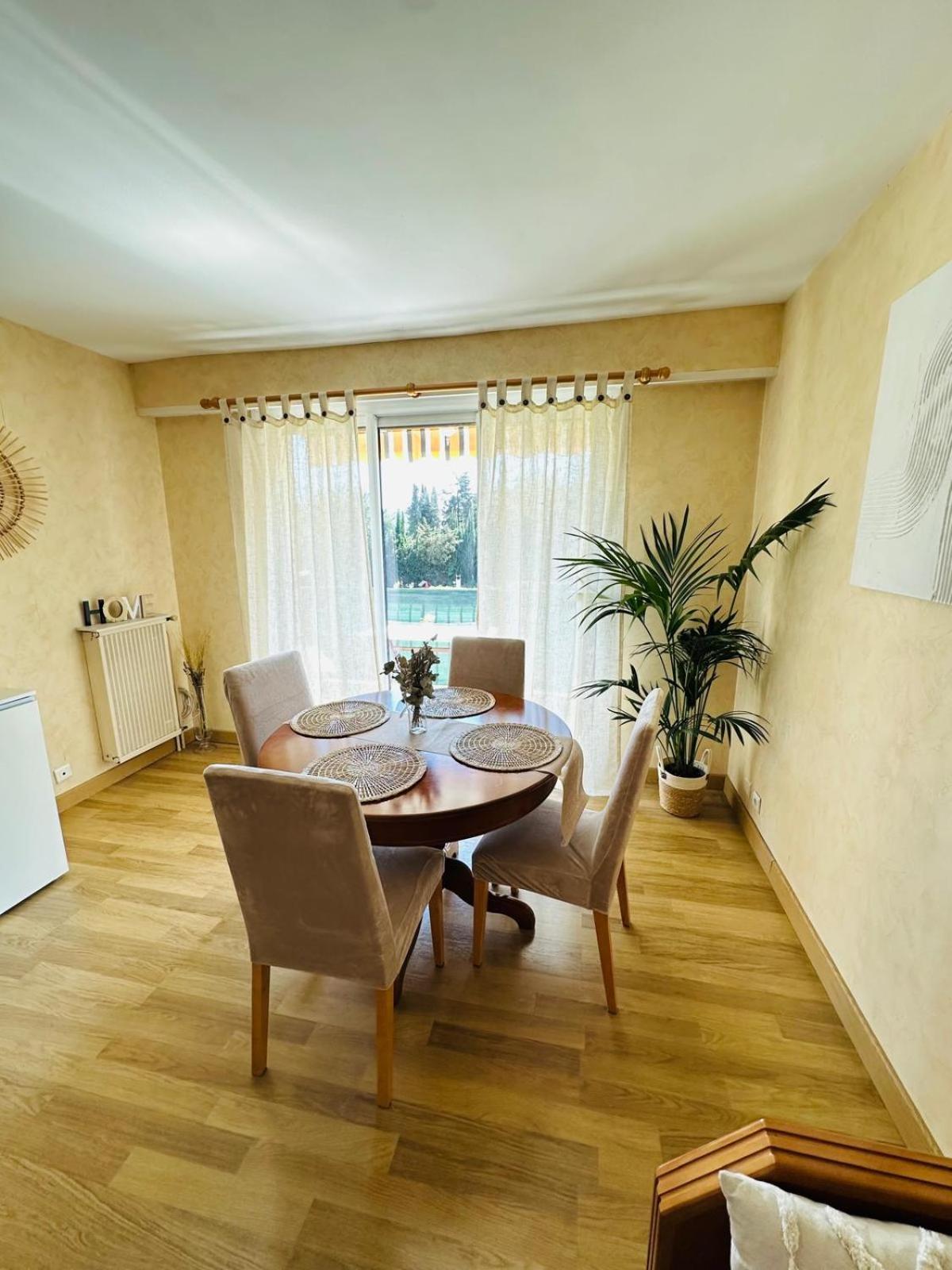 Spacieux 2 65m2 Climatise Au Village Medieval Entre Et Antibes Appartement *