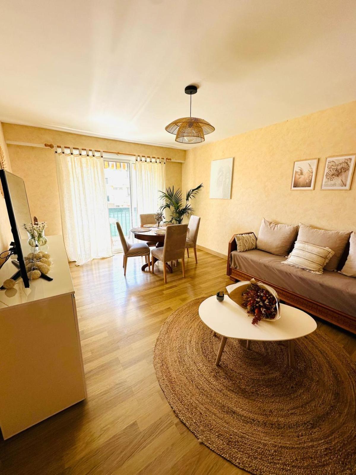 Spacieux 2 65m2 Climatise Au Village Medieval Entre Et Antibes *