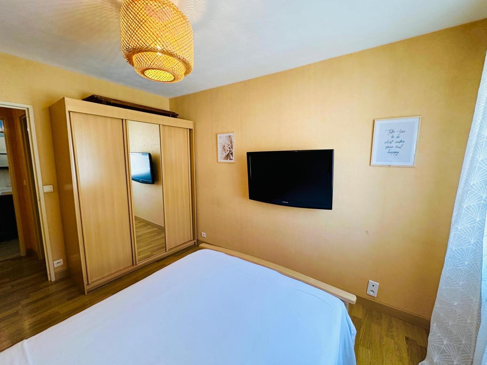 Spacieux 2 65m2 Climatise Au Village Medieval Entre Et Antibes *