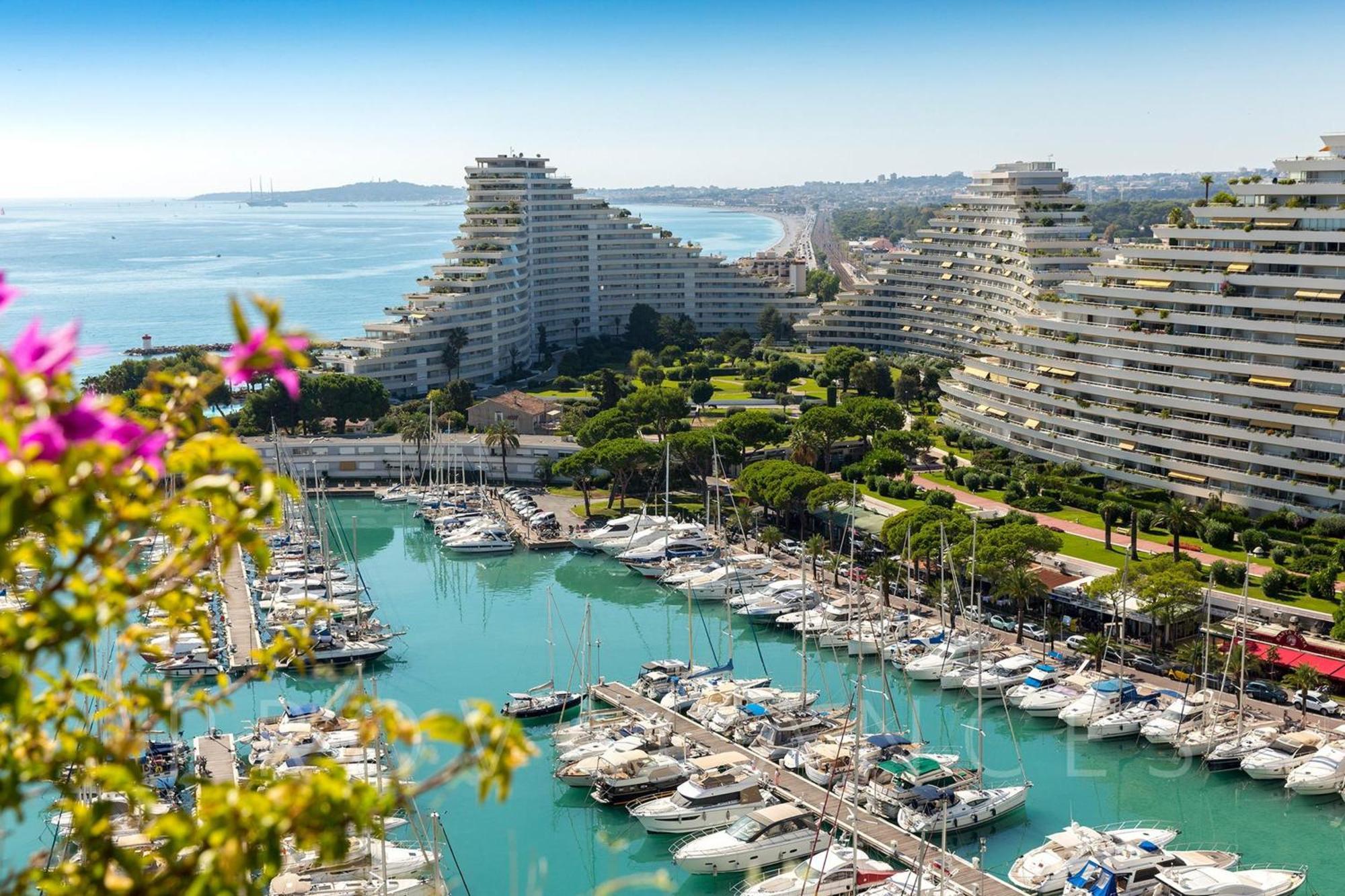 Spacieux 2 65m2 Climatise Au Village Medieval Entre Et Antibes Apartment Villeneuve-Loubet